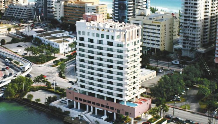 Photo 1 - Kitchenette & Valet Parking With a Balcony in Miami Beach