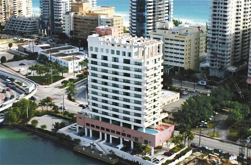 Photo 1 - Kitchenette & Valet Parking With a Balcony in Miami Beach