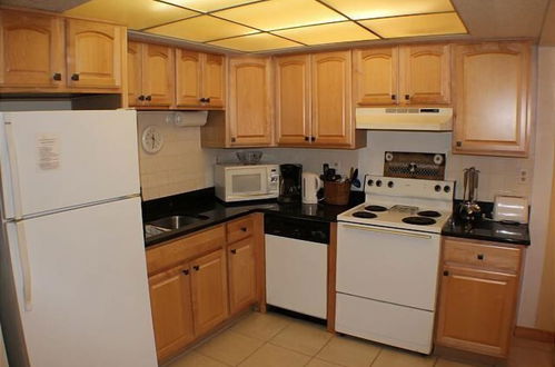 Photo 8 - Pet Friendly, 2 Bed, Pool, Tennis Court - Pelican Inlet B214