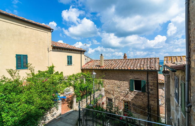 Romantic Getaway With Views - Photo 26
