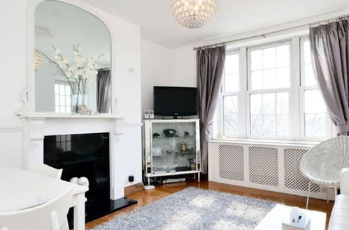 Photo 9 - Stylish 2 Bed Between Camden Town & Primrose Hill