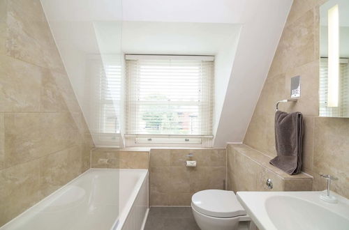 Photo 9 - Contemporary 1 Bedroom Flat in Fulham near The Thames