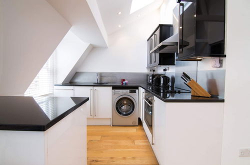 Photo 5 - Contemporary 1 Bedroom Flat in Fulham near The Thames