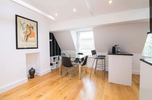 Photo 1 - Contemporary 1 Bedroom Flat in Fulham near The Thames
