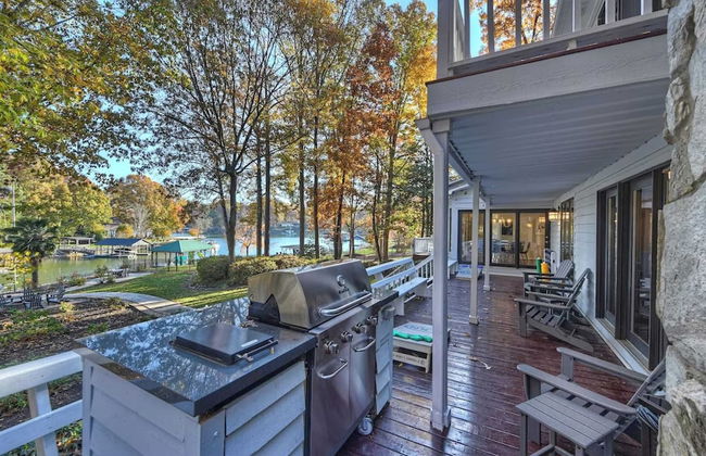 Lakefront Home Private Dock, Tiki Bar, Firepit Shore to Please by Avantstay - Foto 4