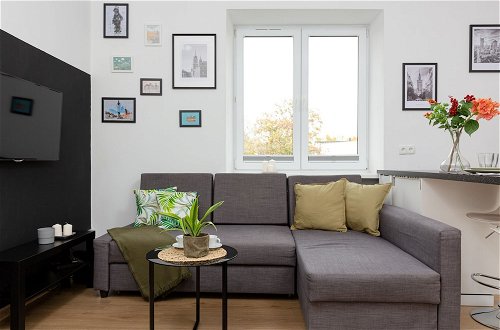 Photo 19 - Elegant & Homely Apartment by Renters