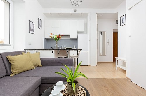 Photo 16 - Elegant & Homely Apartment by Renters