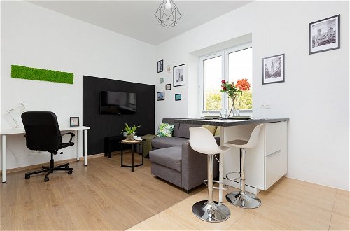 Foto 14 - Elegant & Homely Apartment by Renters