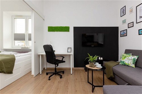 Foto 13 - Elegant & Homely Apartment by Renters