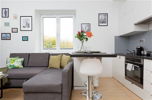 Foto 8 - Elegant & Homely Apartment by Renters
