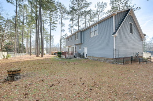 Photo 6 - Lovely Fayetteville Home: Deck & Fireplace