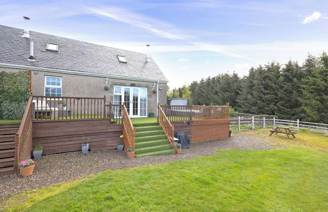 JOIVY Greenknowes Cottage W/ Hot Tub & Fireplace - Foto 13