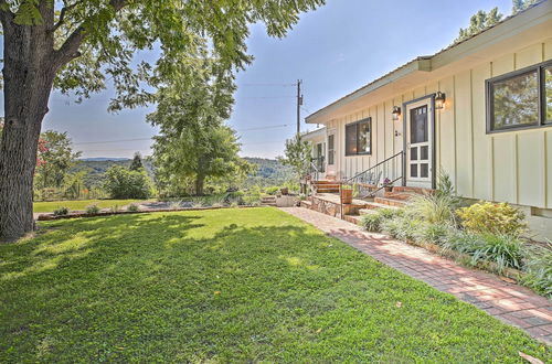 Foto 5 - Charming Summerville Home w/ Yard & Sunroom