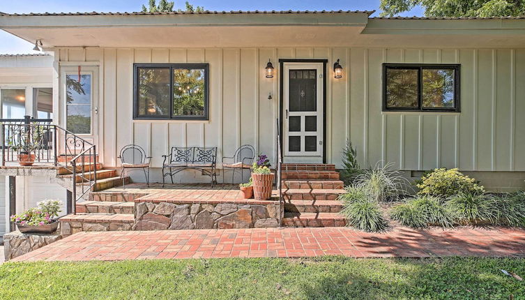 Foto 1 - Charming Summerville Home w/ Yard & Sunroom