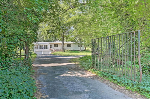 Foto 27 - Charming Summerville Home w/ Yard & Sunroom