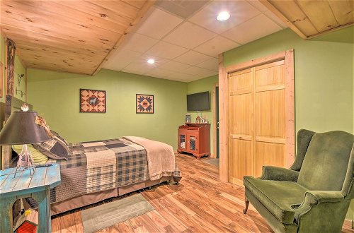 Foto 25 - Dreamy Ellijay Resort Cabin w/ Game Room & Decks
