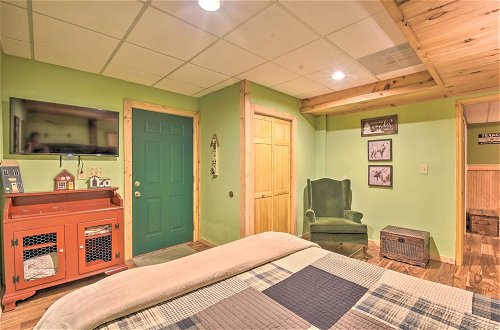 Foto 15 - Dreamy Ellijay Resort Cabin w/ Game Room & Decks