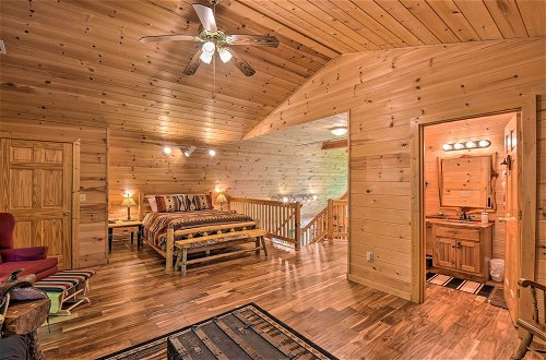Foto 20 - Dreamy Ellijay Resort Cabin w/ Game Room & Decks
