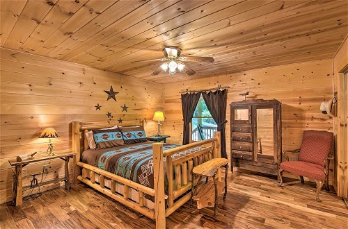 Foto 10 - Dreamy Ellijay Resort Cabin w/ Game Room & Decks