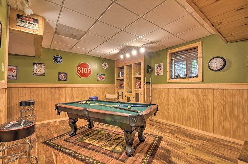 Foto 37 - Dreamy Ellijay Resort Cabin w/ Game Room & Decks