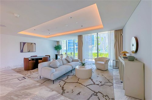 Photo 3 - Luxury StayCation - Spacious Modern Apt Overlooking The Arabian Sea