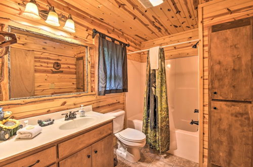 Foto 18 - The Honeybee Cabin w/ Private Porch + Hot Tub