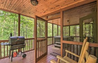 Foto 3 - The Honeybee Cabin w/ Private Porch + Hot Tub