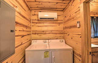 Foto 2 - The Honeybee Cabin w/ Private Porch + Hot Tub