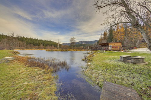 Foto 8 - Bonners Ferry Cabin w/ Wraparound Deck & Views