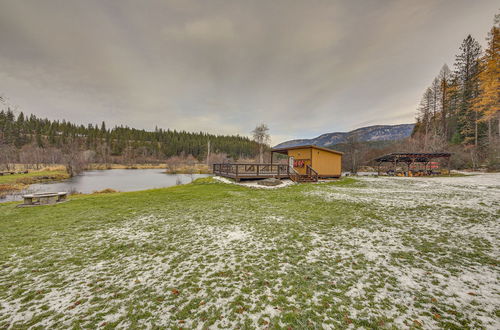 Foto 19 - Bonners Ferry Cabin w/ Wraparound Deck & Views