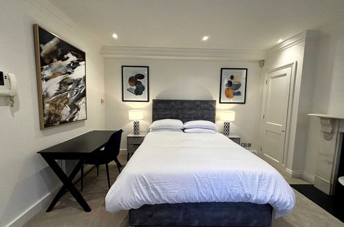 Photo 1 - Chic Studio Flat 8 Mins to Harrods, Knightsbridge