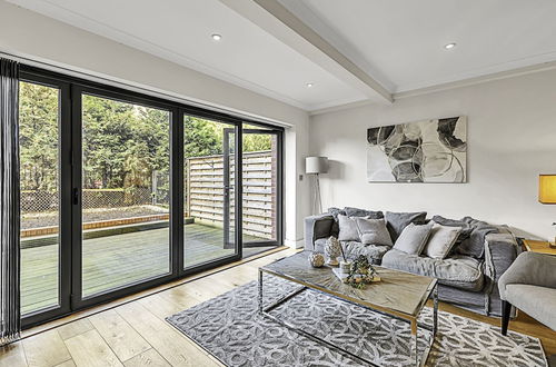 Photo 9 - Chic and Contemporary Retreat in Brentford