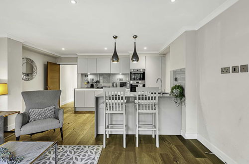 Photo 8 - Chic and Contemporary Retreat in Brentford