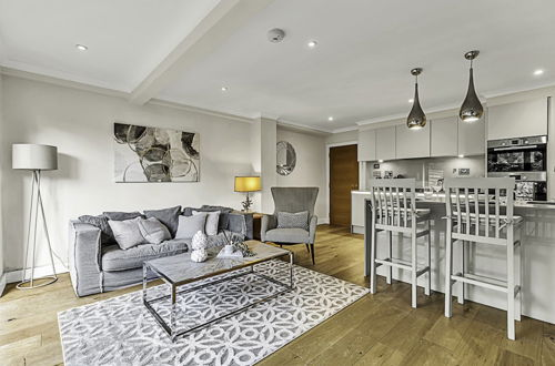 Photo 11 - Chic and Contemporary Retreat in Brentford