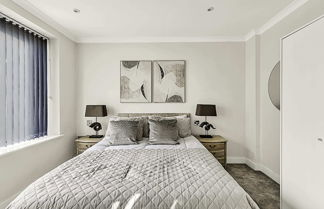 Photo 3 - Chic and Contemporary Retreat in Brentford