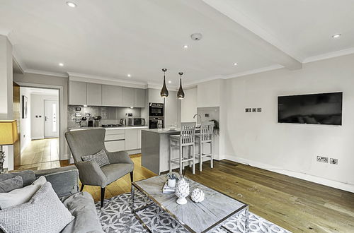 Photo 13 - Chic and Contemporary Retreat in Brentford