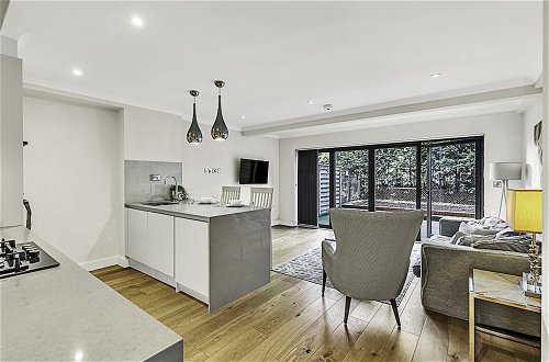 Photo 20 - Chic and Contemporary Retreat in Brentford