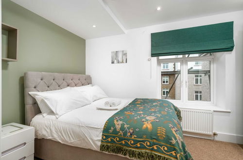 Photo 2 - Stunning 3BD Flat, Parking, Sleeps Six, Near Park