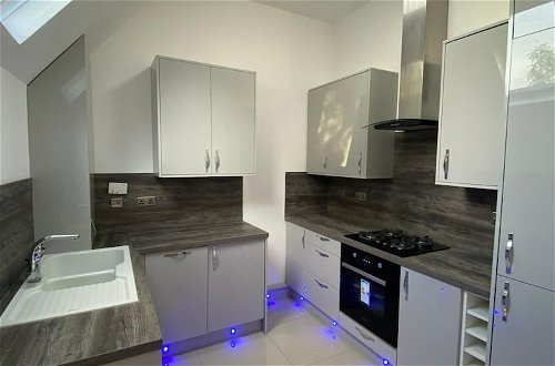 Photo 1 - Remarkable 2-bed Penthouse in Wolverhampton