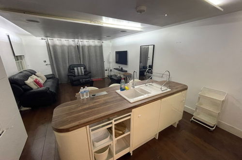 Foto 21 - Lovely 2-bed Apartment in Brixton Central Location