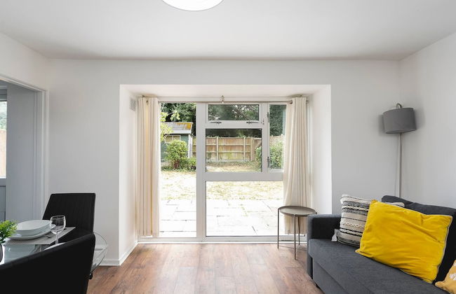 Skyvillion - Lush 2 Bed Hydean Way House & Garden - Foto 12