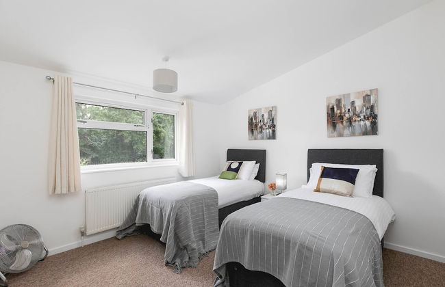 Skyvillion - Lush 2 Bed Hydean Way House & Garden - Foto 2