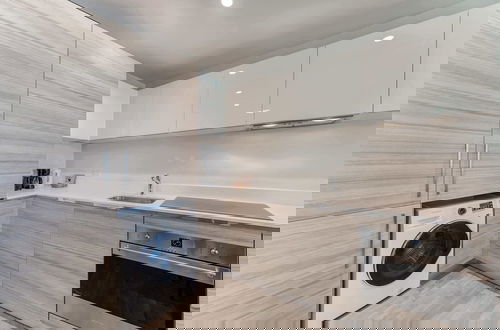 Foto 4 - Condo Close to the Beach With Rooftop Pool & Gym