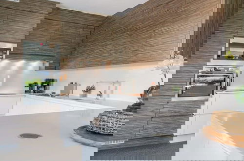 Photo 10 - Spacious House With Garden and Parking