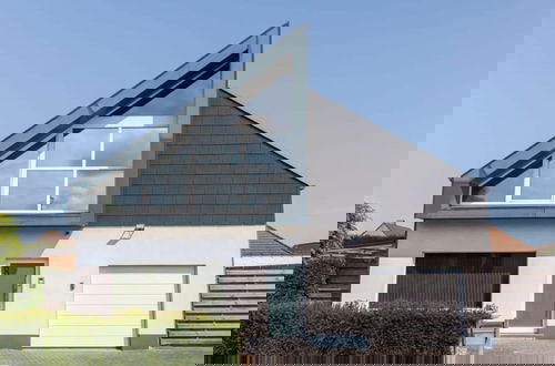 Photo 18 - Spacious House With Garden and Parking