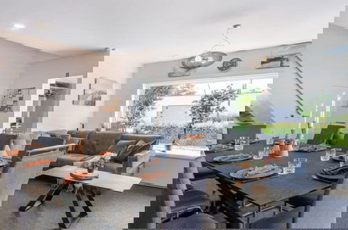 Photo 8 - Spacious House With Garden and Parking