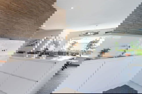 Photo 11 - Spacious House With Garden and Parking