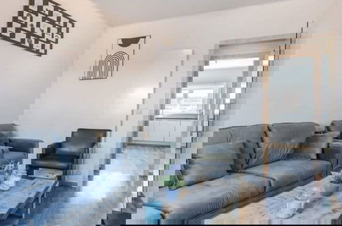 Photo 14 - Spacious House With Garden and Parking