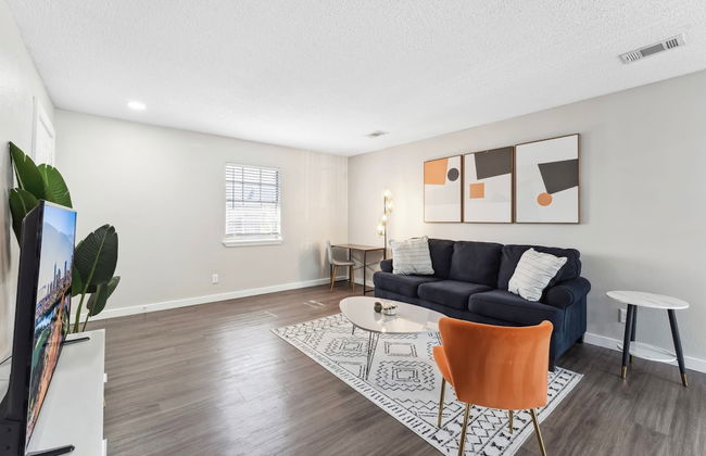 Spacious and Fun King Bed 2BR w Pool 5 Min to DT - Photo 15