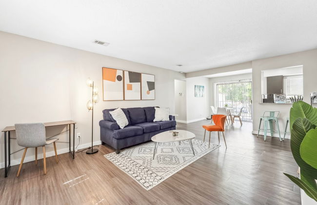Spacious and Fun King Bed 2BR w Pool 5 Min to DT - Photo 1